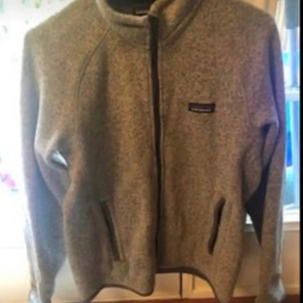 Patagonia Men’s Sweater Fleece Jacket
-$55 - Picture 1 of 4